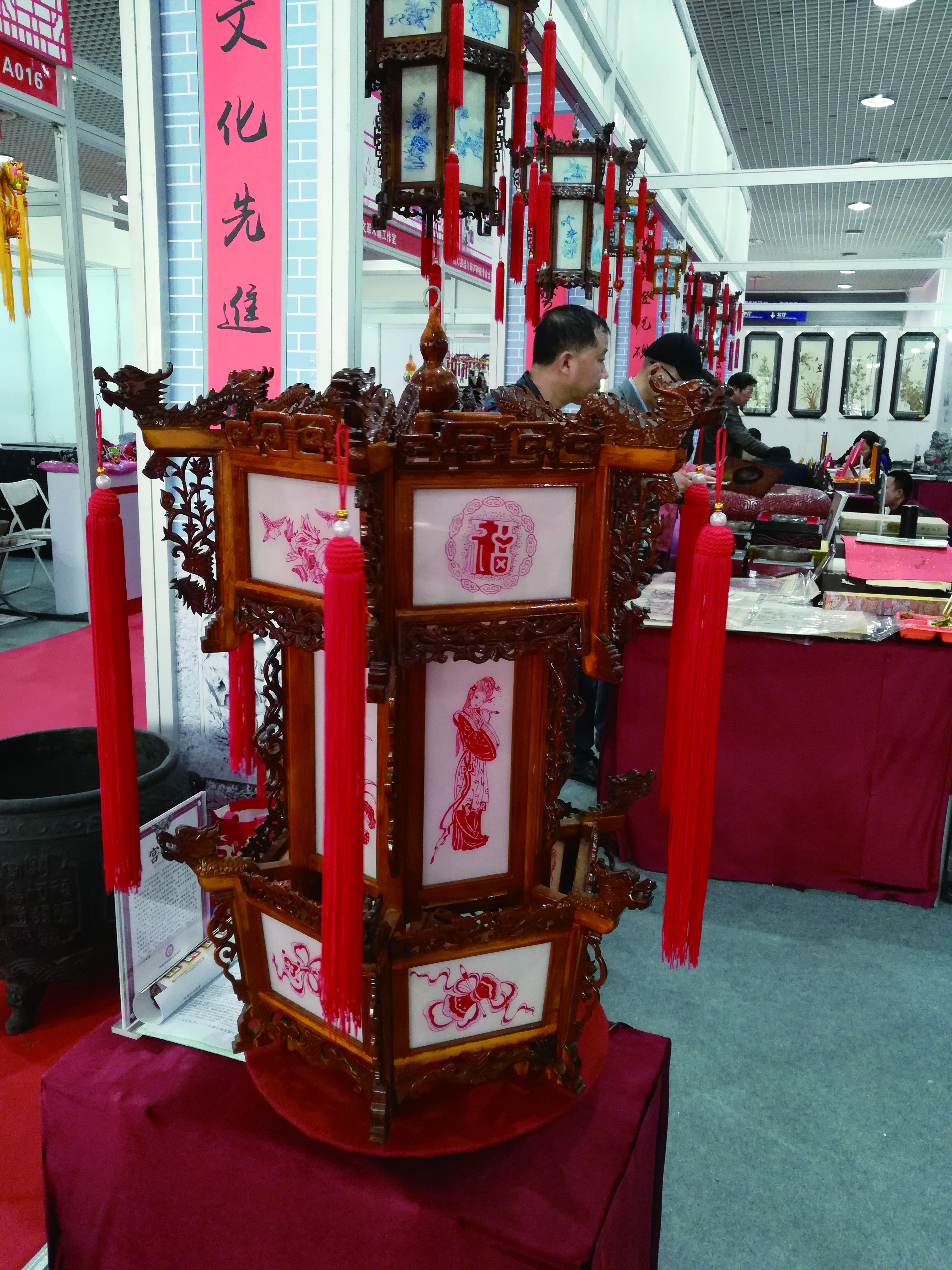 展会上的冯氏宫灯.jpg